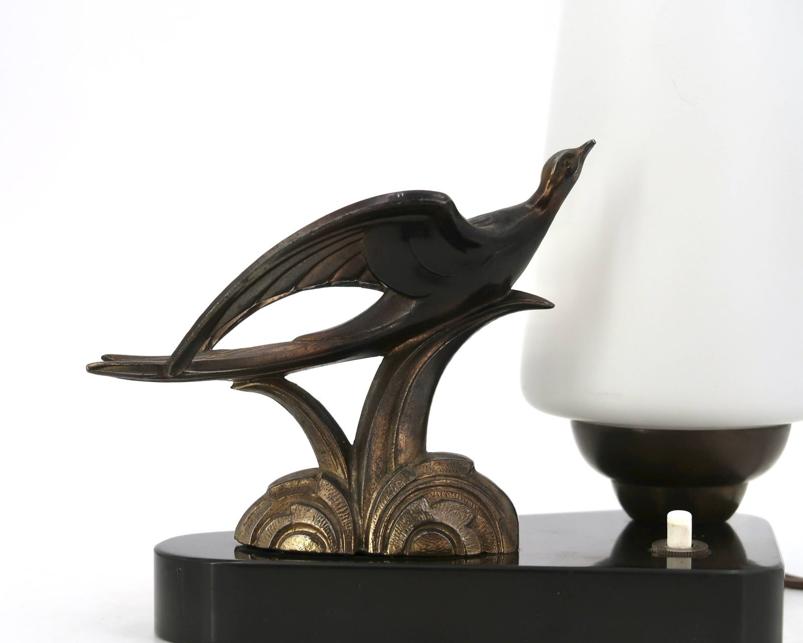 Lampe Art déco à sculpture d'hirondelle, socle en marbre, globe blanc opaque. photo for sale