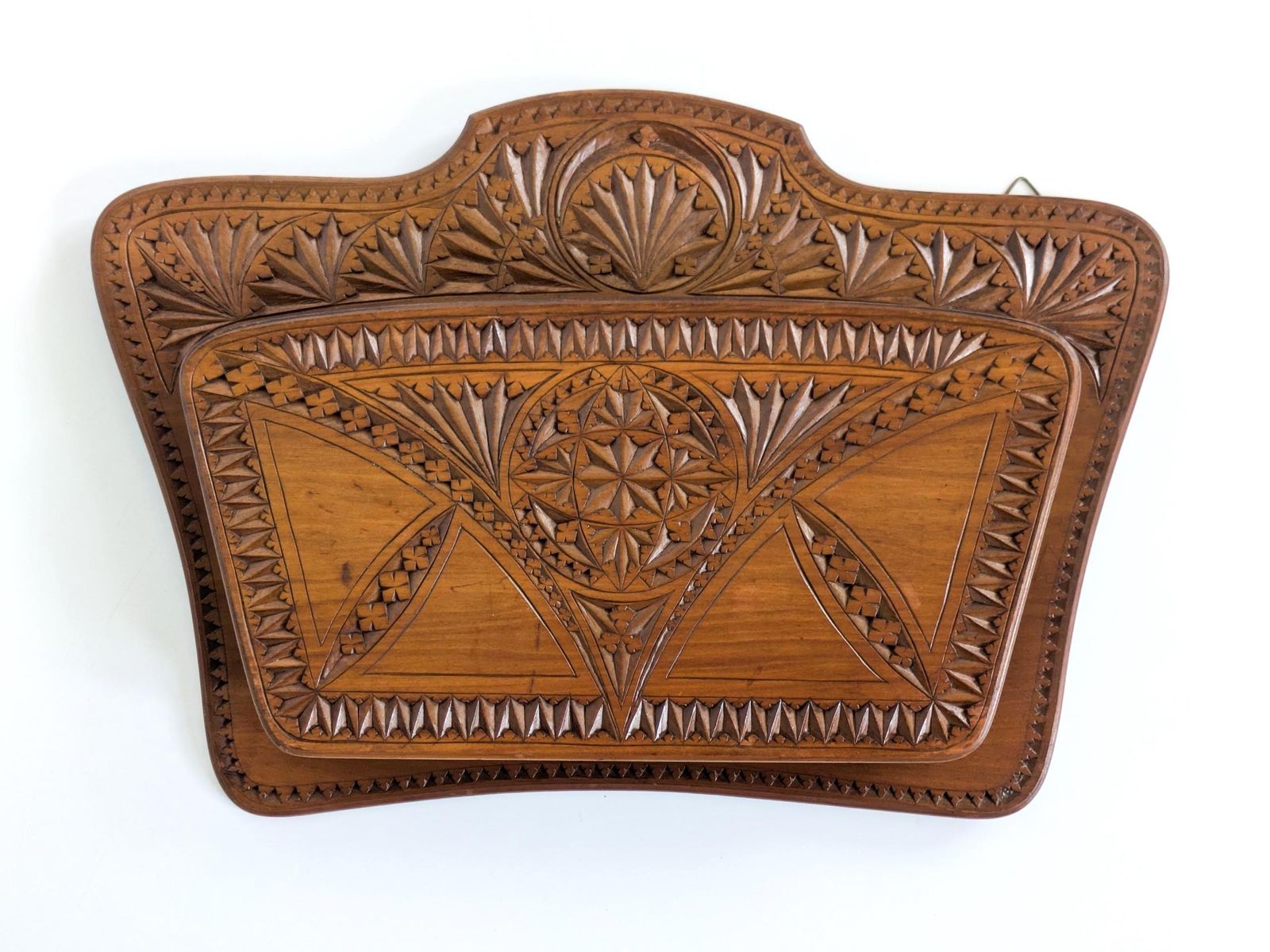 Antiek handgesneden houten brievenrek, folk art, wandmontage, tijdschriftenhouder, kantooropberger photo furniture