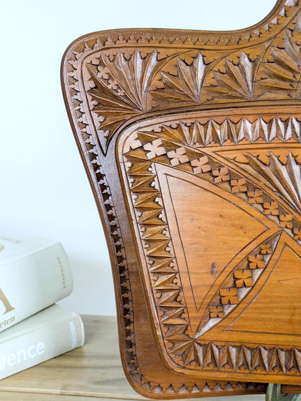 Antiek handgesneden houten brievenrek, folk art, wandmontage, tijdschriftenhouder, kantooropberger photo for sale