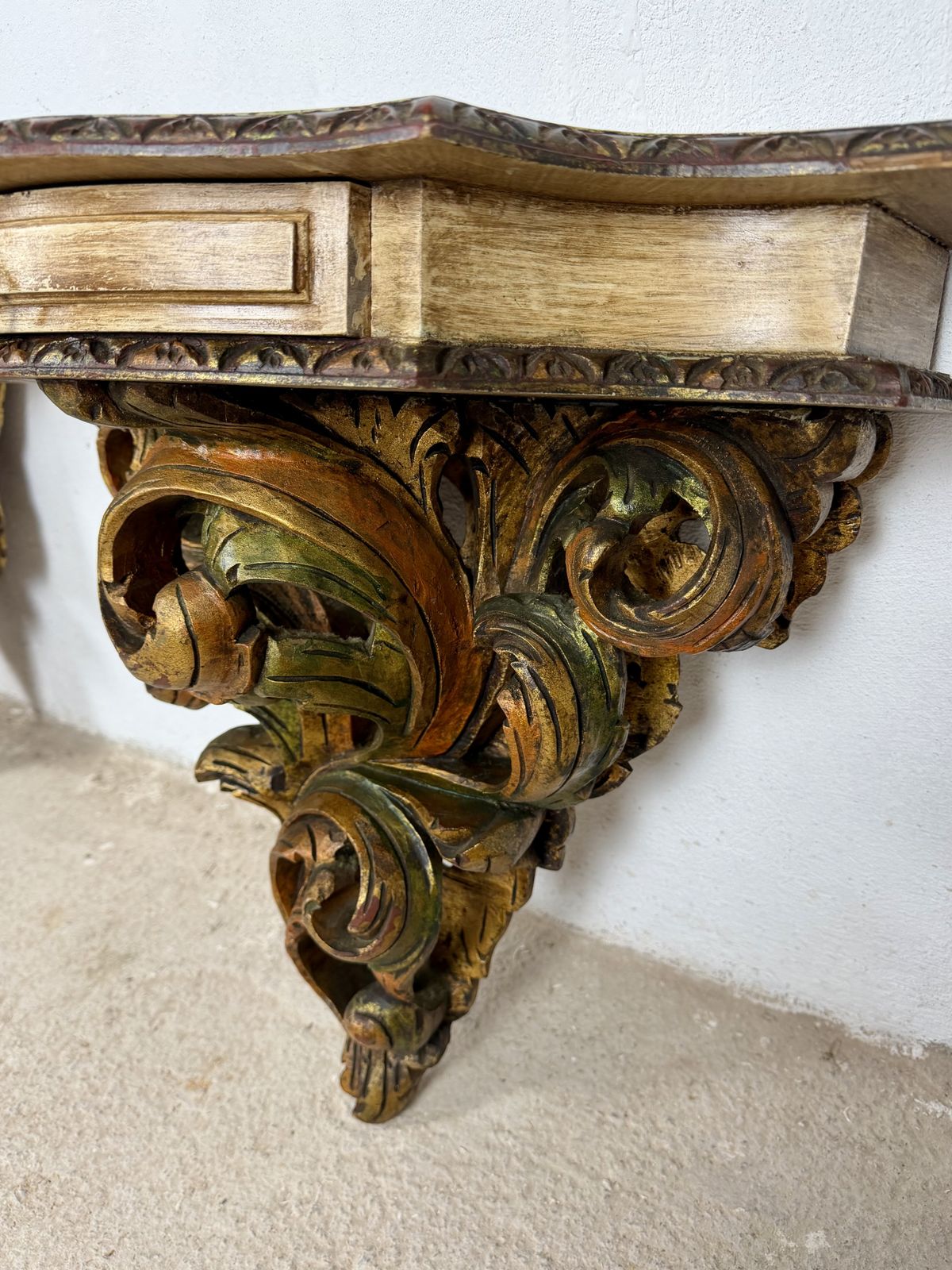 Woonaccessoires Paar Italiaanse polychroom beschilderde wandconsoles met marmeren blad, midden 20e eeuw photo