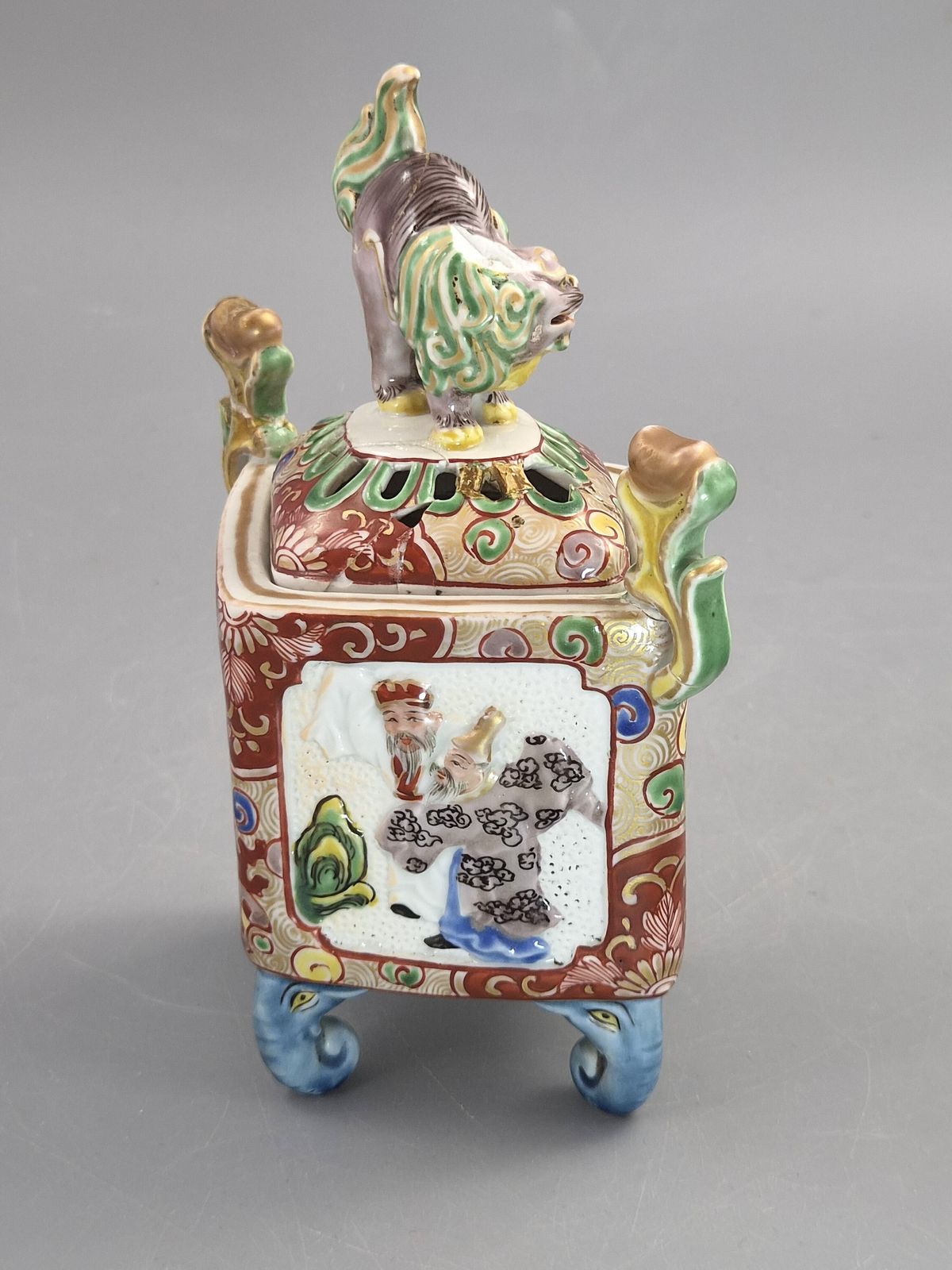 Japanse Kutani porseleinen Koro wierookbrander, Karashishi bekroning en olifantenkopvoeten, Meiji-periode ca. 1890, antieke wierookbrander photo furniture