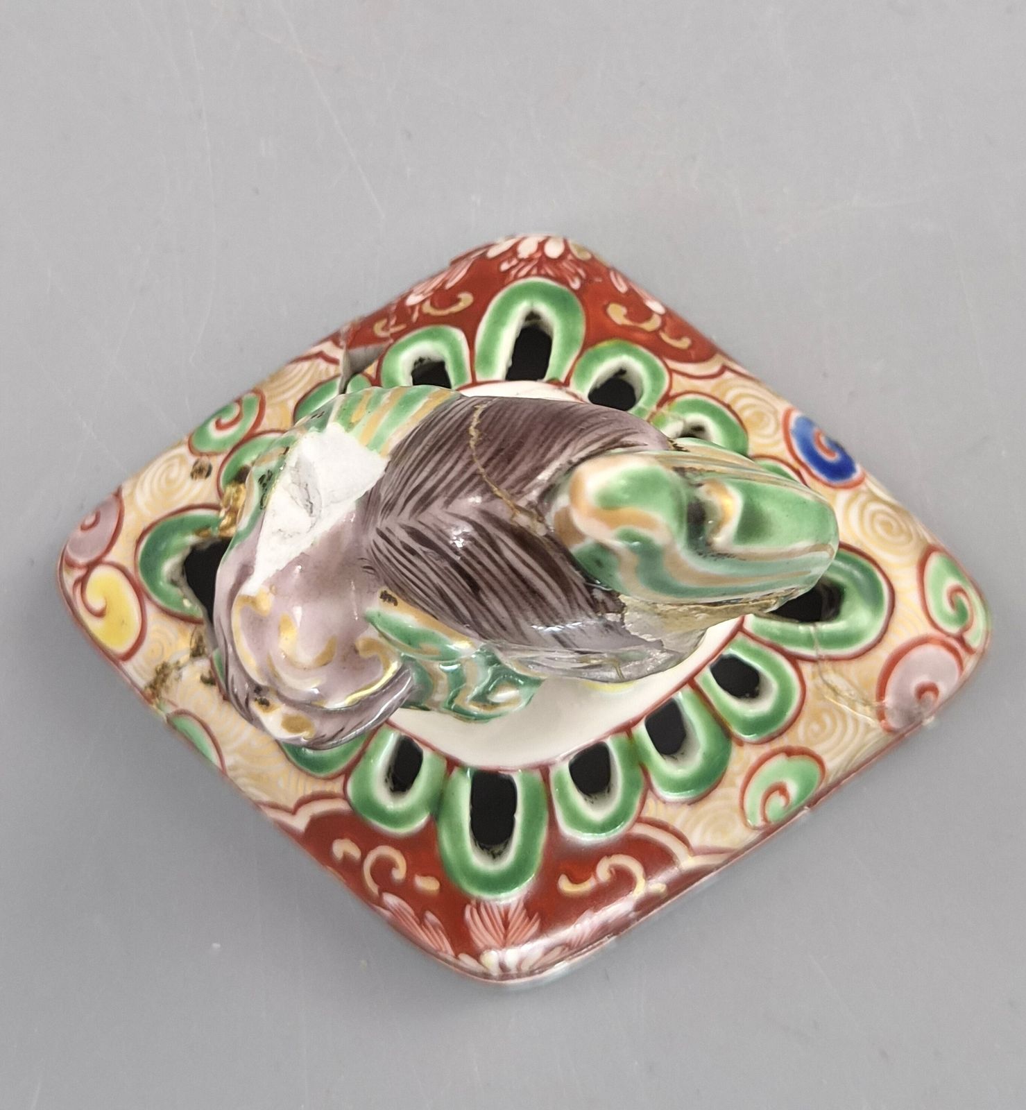 Japanse Kutani porseleinen Koro wierookbrander, Karashishi bekroning en olifantenkopvoeten, Meiji-periode ca. 1890, antieke wierookbrander photo buy