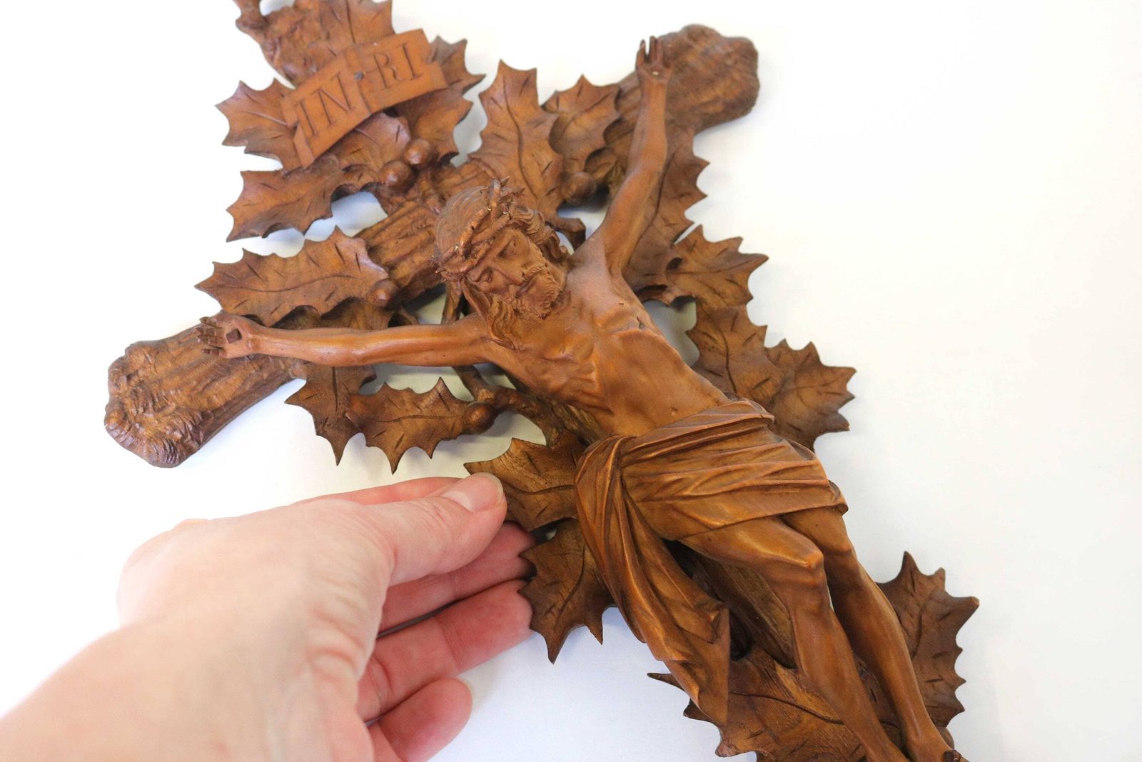 Antiek handgesneden houten Black Forest kruisbeeld met Corpus Christi sculptuur, vakkundig houtsnijwerk, religieus kerkstuk, ca. 1900 photo for sale