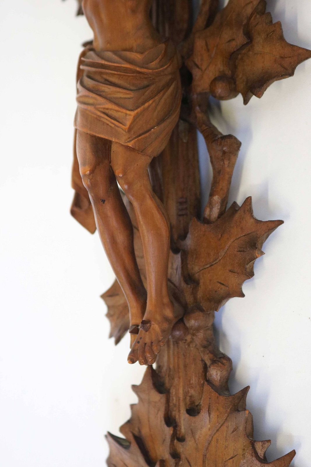 Antiek handgesneden houten Black Forest kruisbeeld met Corpus Christi sculptuur, vakkundig houtsnijwerk, religieus kerkstuk, ca. 1900 photo vinterior