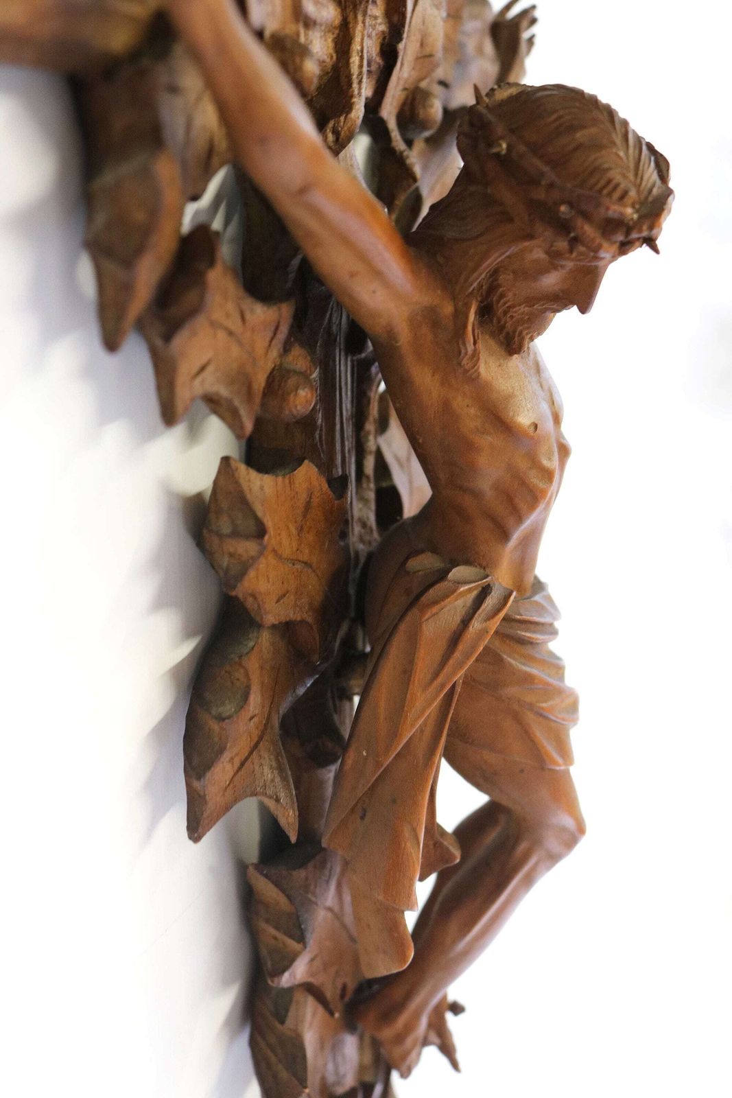 Antiek handgesneden houten Black Forest kruisbeeld met Corpus Christi sculptuur, vakkundig houtsnijwerk, religieus kerkstuk, ca. 1900 photo vintage