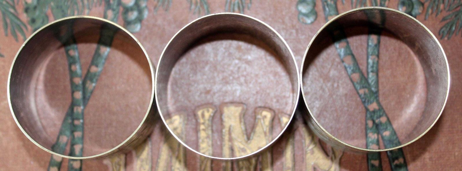 photo vintage Lot de trois ronds de serviette d'époque français en métal argenté, décoration de table à manger, motif Regency Empire à feuilles de laurier et fleurs