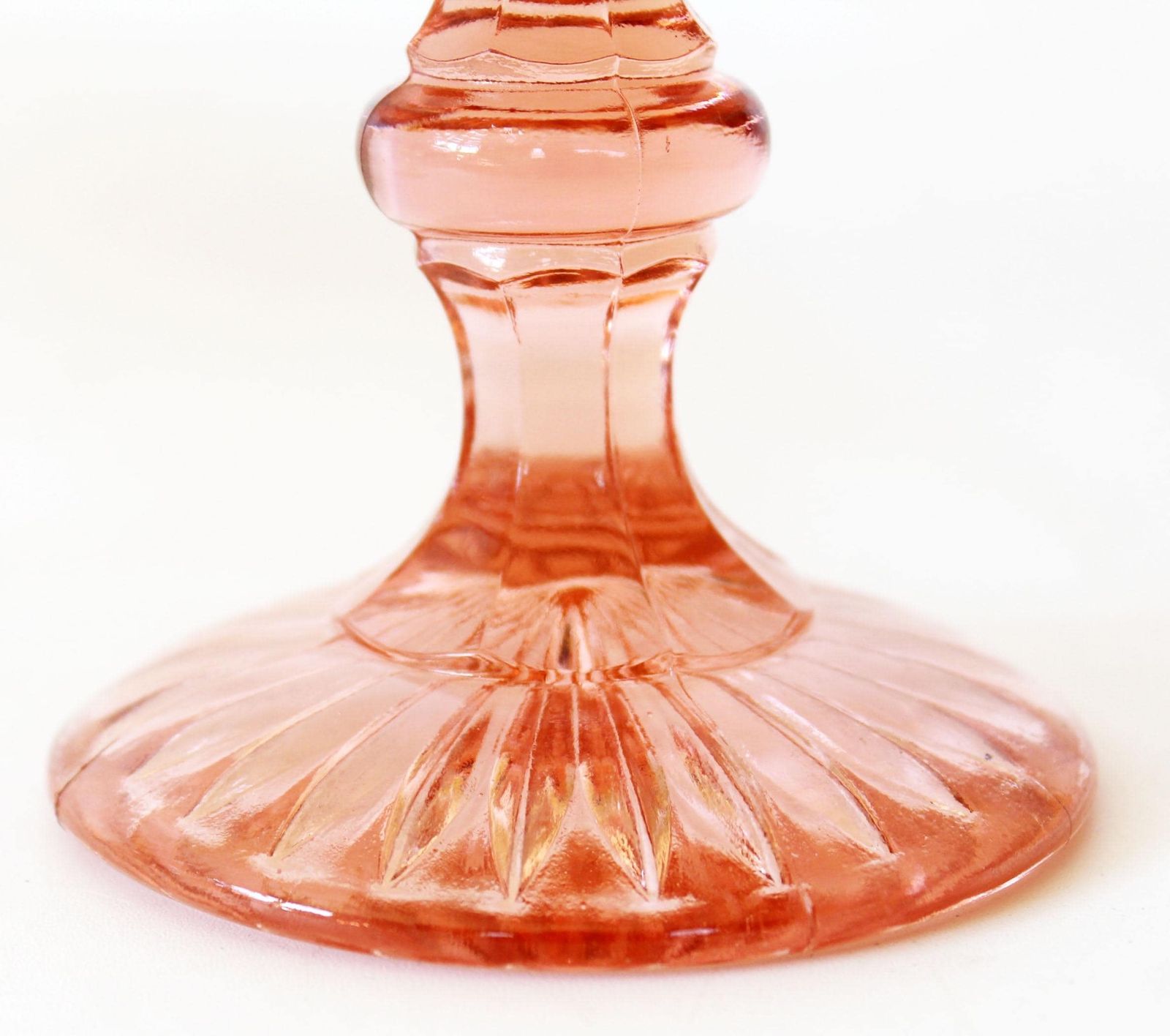 photo furniture Lot de deux présentoirs à gâteau Art déco en verre rose rosaline, plateau sur pied, verre pressé à motif géométrique en relief