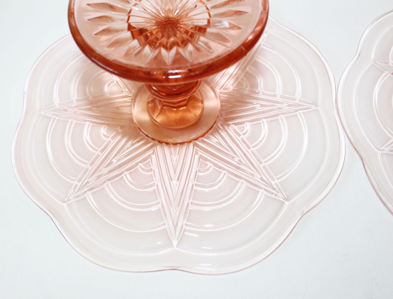 86.0 Lot de deux présentoirs à gâteau Art déco en verre rose rosaline, plateau sur pied, verre pressé à motif géométrique en relief photo
