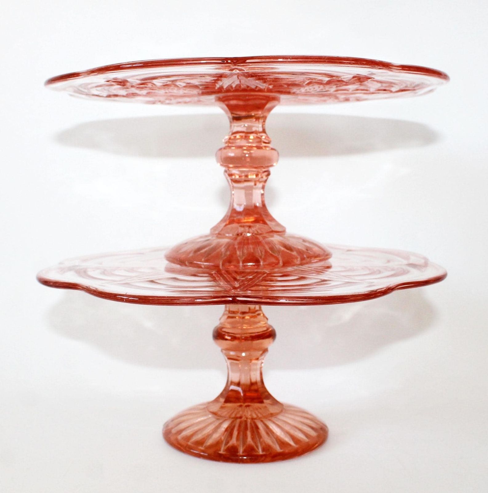 photo vinterior Lot de deux présentoirs à gâteau Art déco en verre rose rosaline, plateau sur pied, verre pressé à motif géométrique en relief