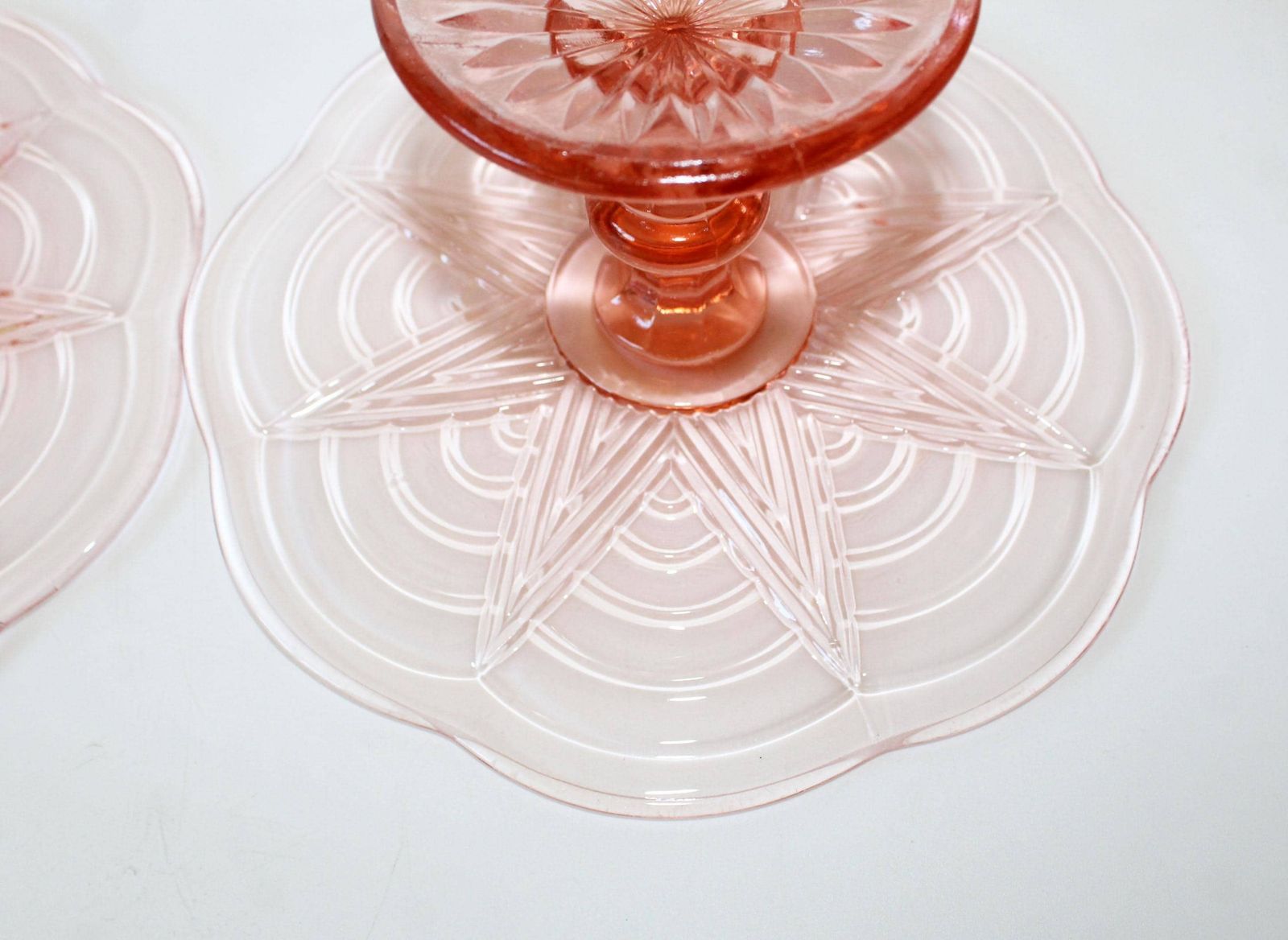 photo buy Lot de deux présentoirs à gâteau Art déco en verre rose rosaline, plateau sur pied, verre pressé à motif géométrique en relief