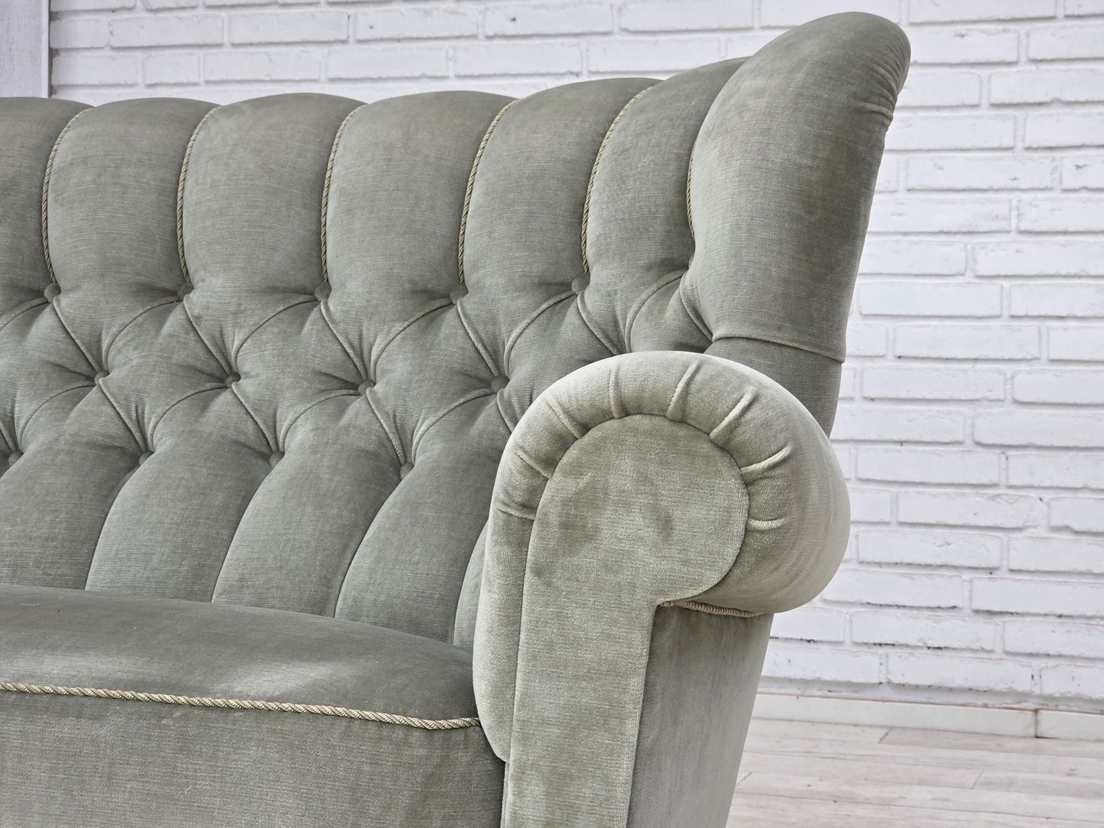 Ca. jaren 1960, Deense 2-zitsbank. Lichtgroen meubelvelours. photo for sale