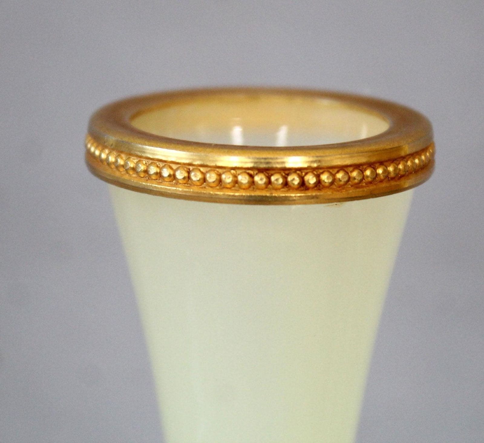 photo furniture Klein vintage uraniumglas opaline knoppenvase, Murano Italië, kunstglas, soliflore, Ormolu kralenrand, gouden metalen rand, zachtgeel ouraline