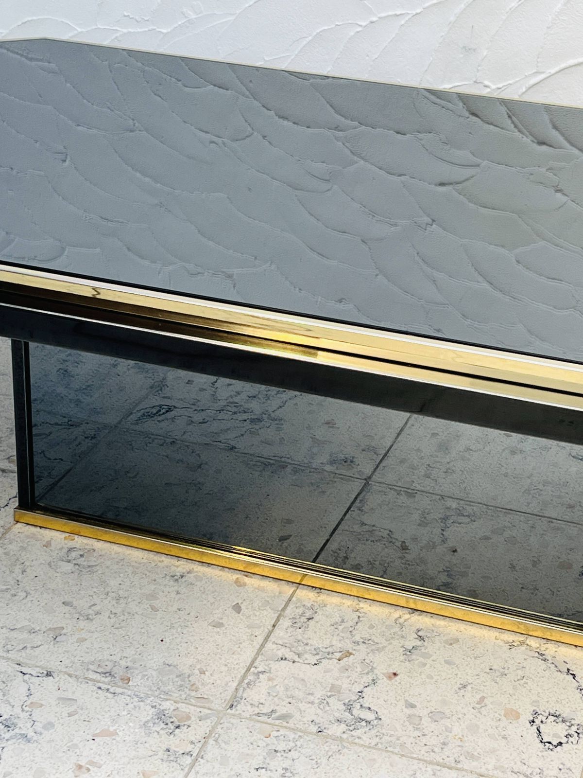 Tweekleurige salontafel in messing en zwart spiegelglas van Fedam photo 544.0