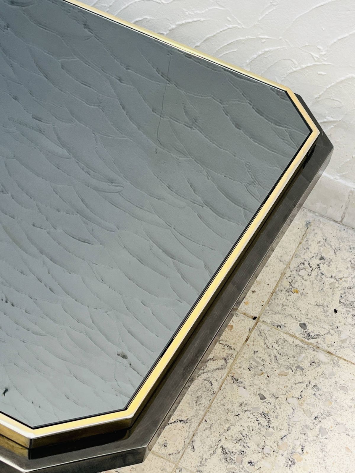 photo furniture Tweekleurige salontafel in messing en zwart spiegelglas van Fedam