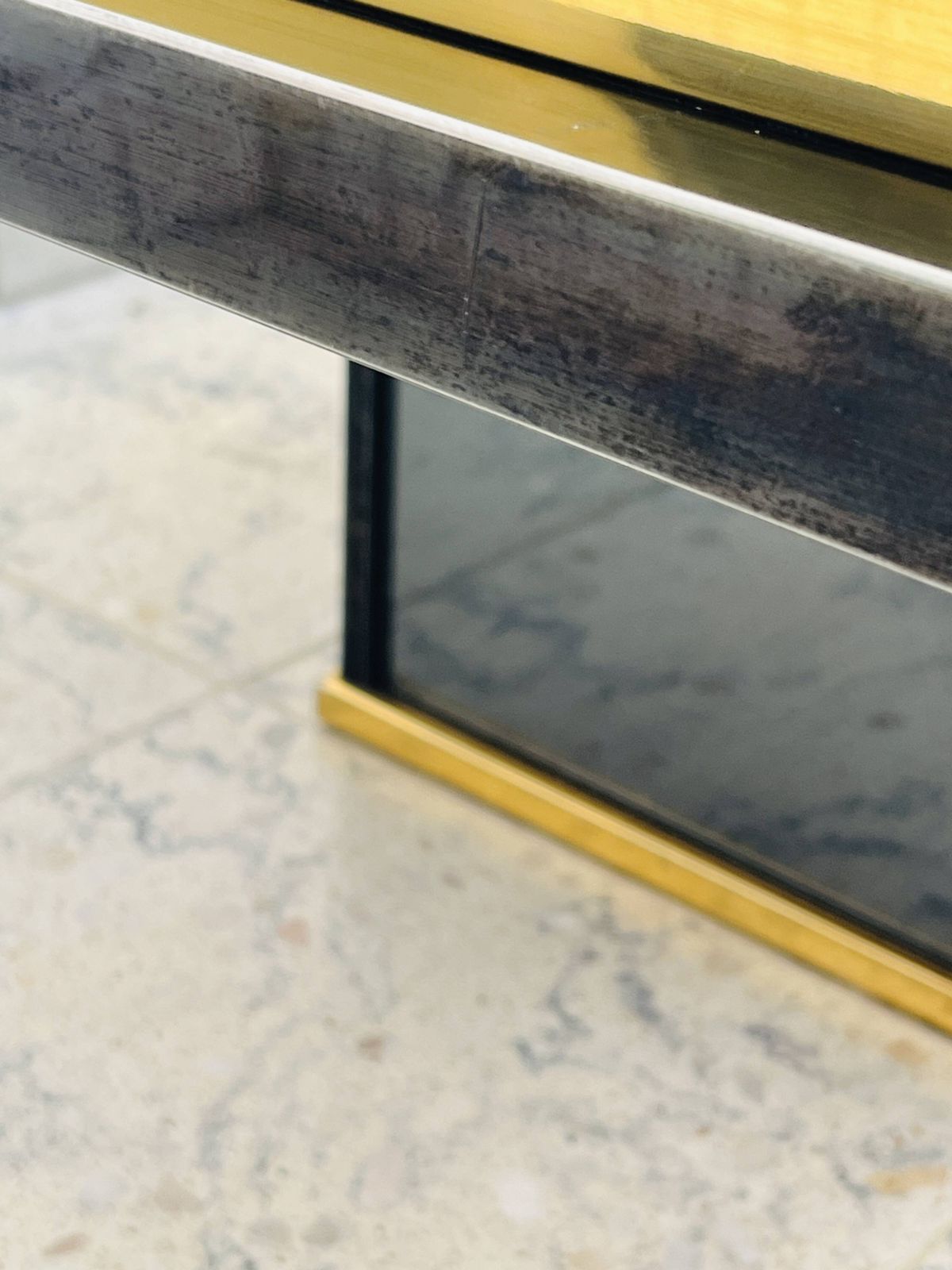 photo vintage Tweekleurige salontafel in messing en zwart spiegelglas van Fedam