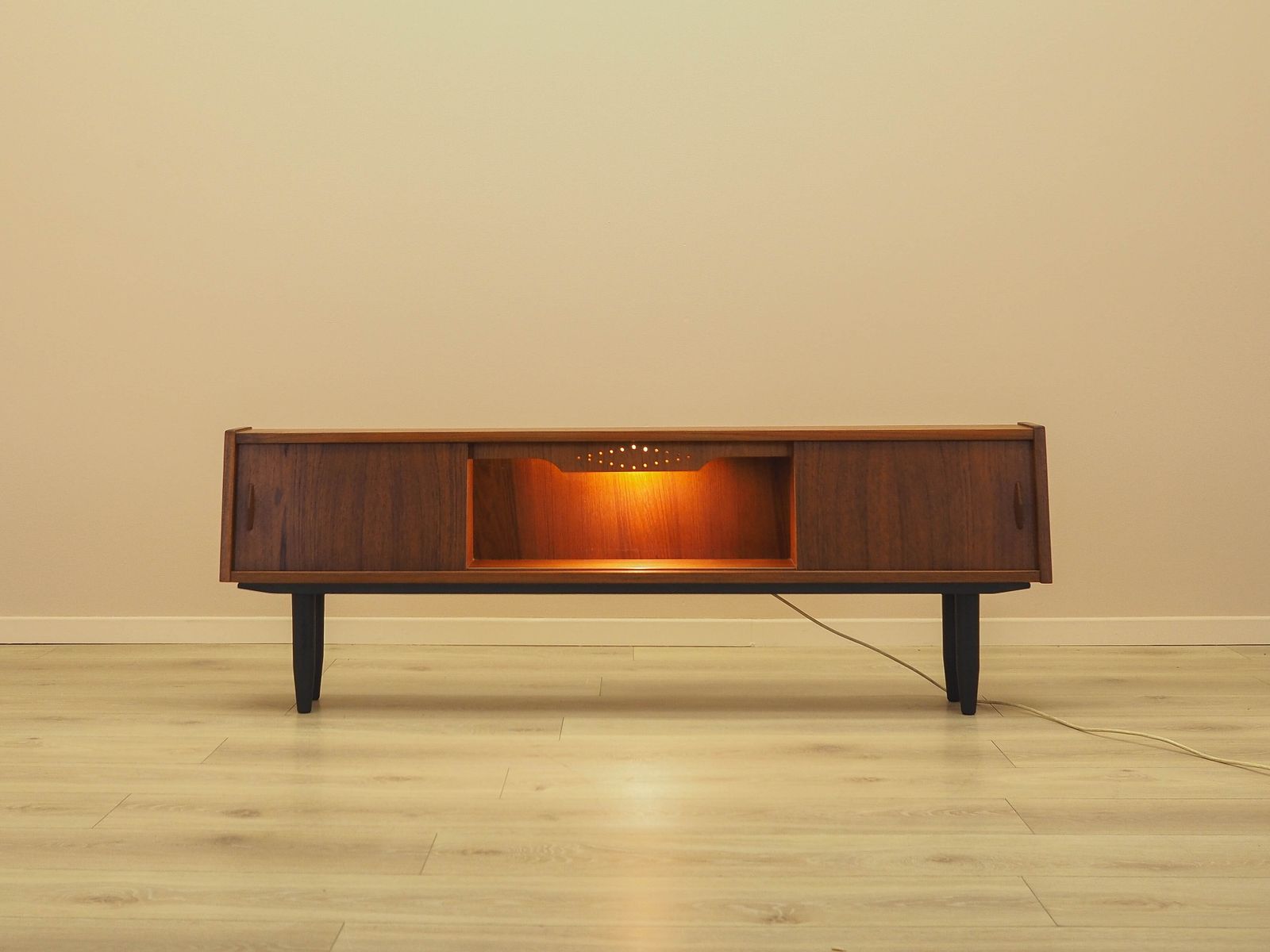 Teakhouten Dressoir Met Verlichte Sectie En Schuifdeuren, Denemarken, jaren 1960 photo furniture