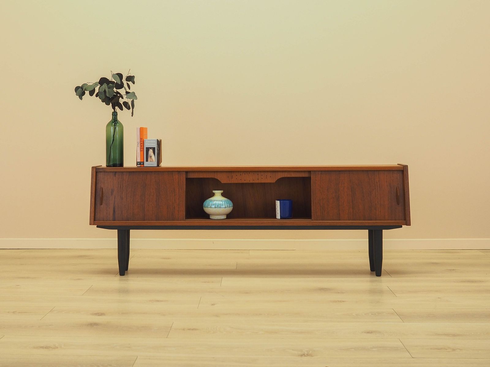 Teakhouten Dressoir Met Verlichte Sectie En Schuifdeuren, Denemarken, jaren 1960 photo for sale