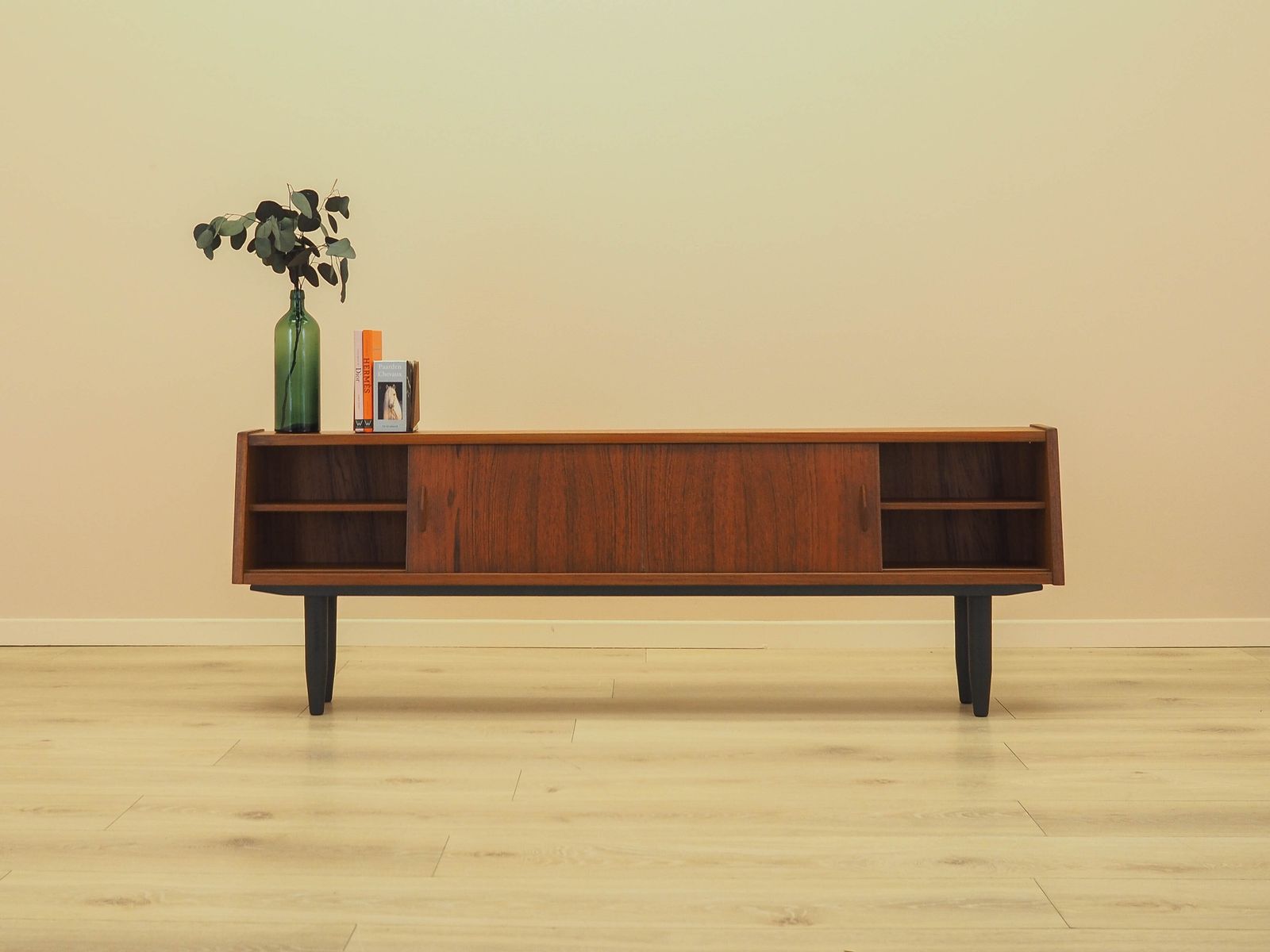 Teakhouten Dressoir Met Verlichte Sectie En Schuifdeuren, Denemarken, jaren 1960 photo Meubels