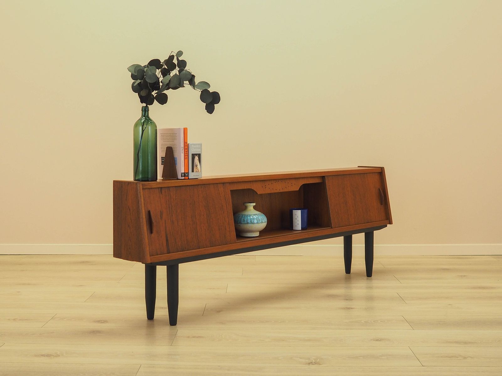 Teakhouten Dressoir Met Verlichte Sectie En Schuifdeuren, Denemarken, jaren 1960 photo buy