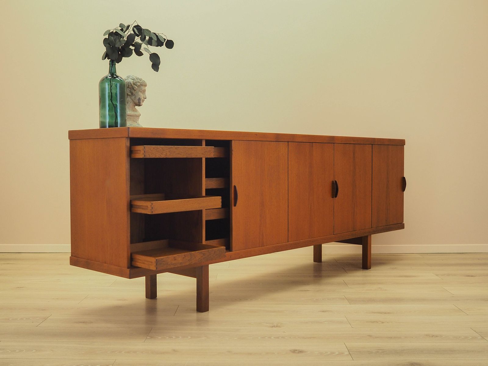 Teakhouten Dressoir met Schuifdeuren, Danish Modern Design ca. jaren 1960 photo vintage