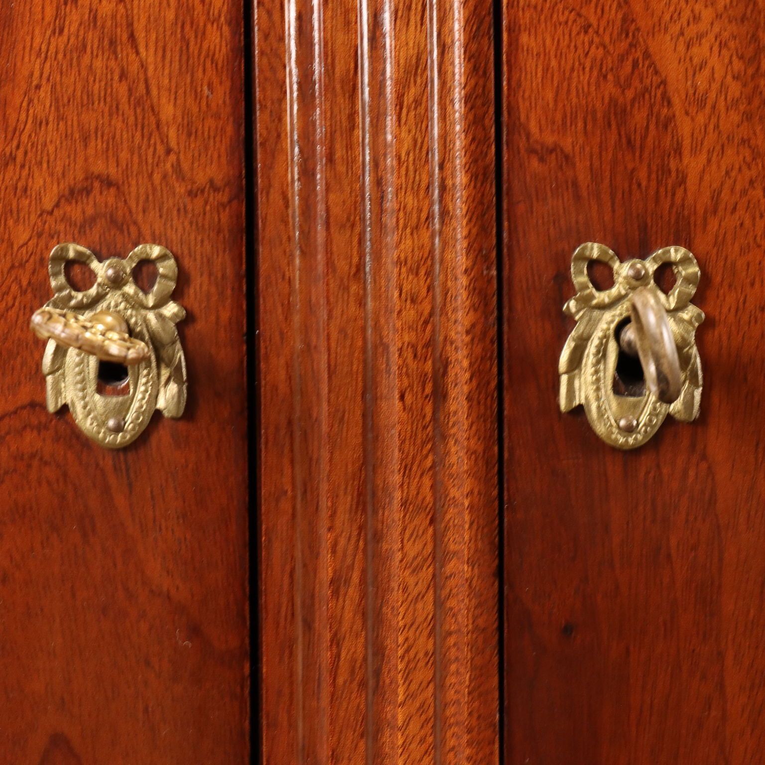 Neoclassicistische stijl kast met messing randen Italië 20e eeuw photo buy