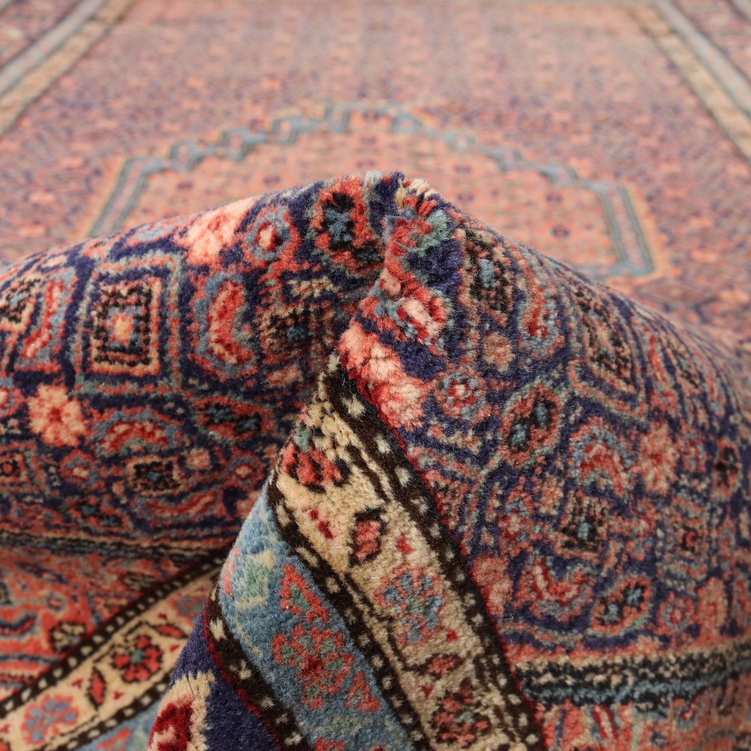 photo for sale Tapis à boue d'époque en laine et coton, nœuds fins, 110 x 66 in