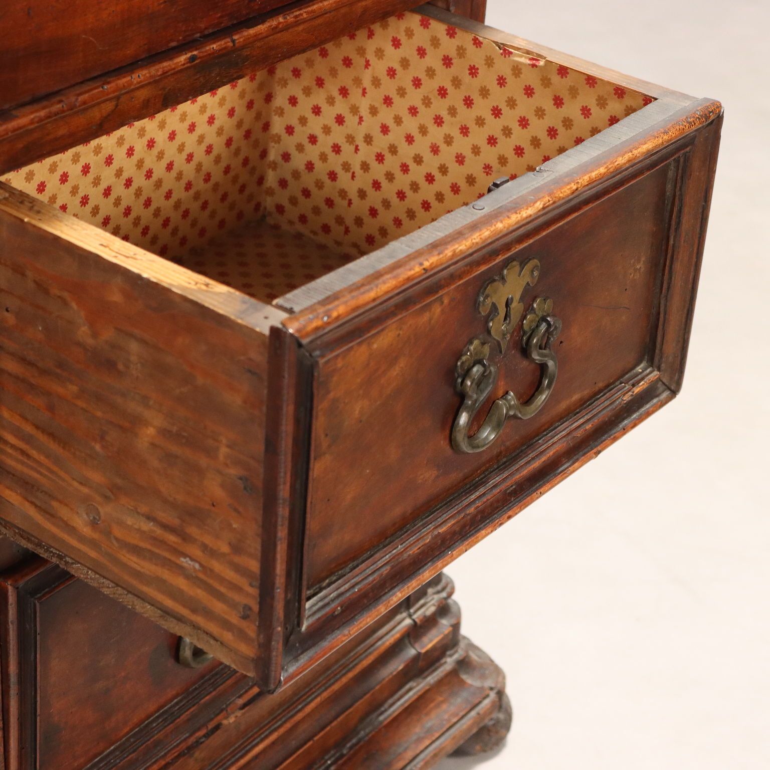 Table de chevet d'époque en noyer et sapin, Italie, XVIIe siècle photo 840.0