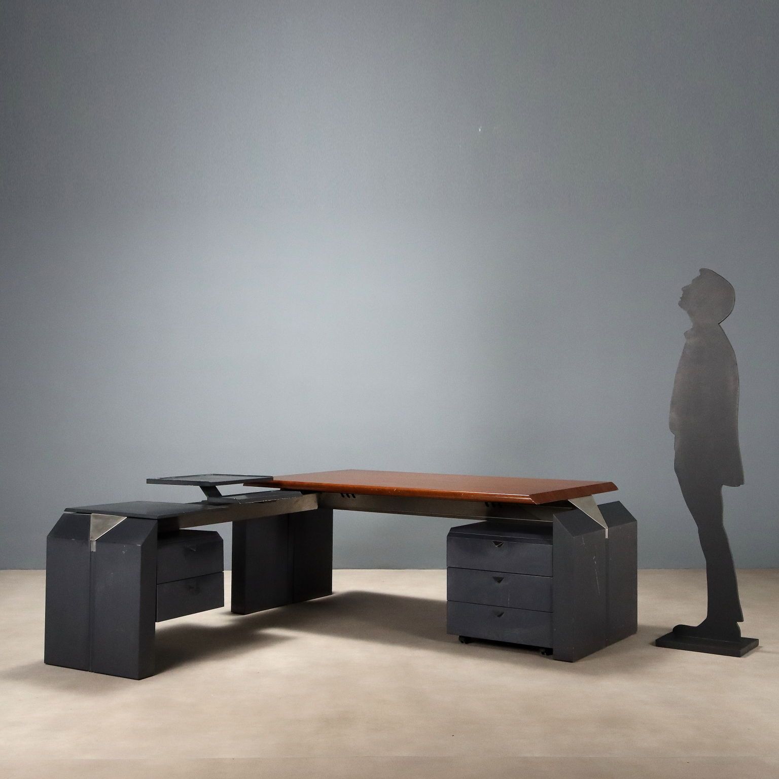 Vintage hoekbureau walnootfineer design Italië jaren 1980 photo furniture