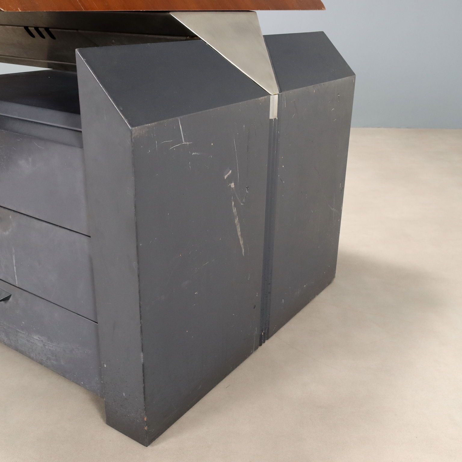 photo furniture Vintage hoekbureau walnootfineer design Italië jaren 1980