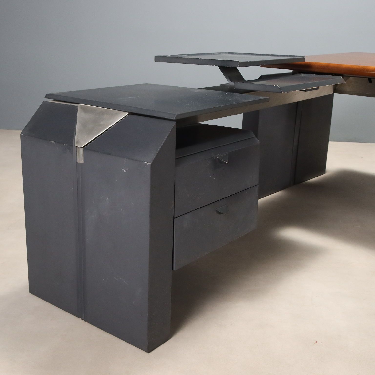 910.0 Vintage hoekbureau walnootfineer design Italië jaren 1980 photo