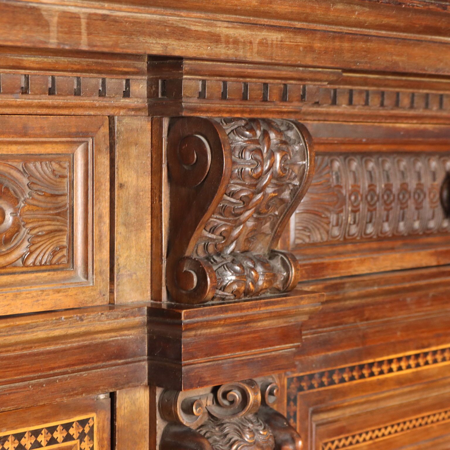 Armoire de style néo-Renaissance en bois sculpté, XXe siècle photo buy