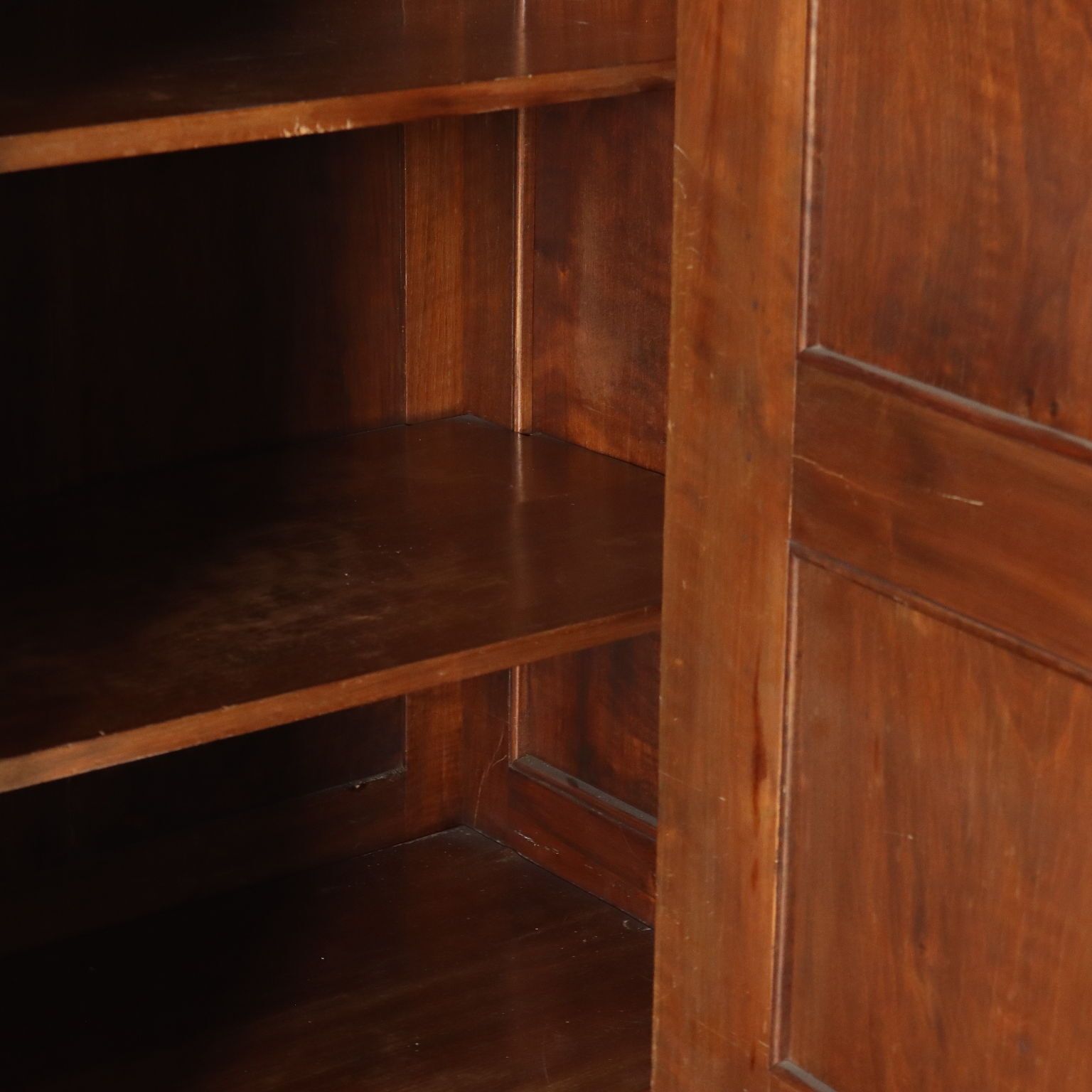 Mobilier Armoire de style néo-Renaissance en bois sculpté, XXe siècle photo