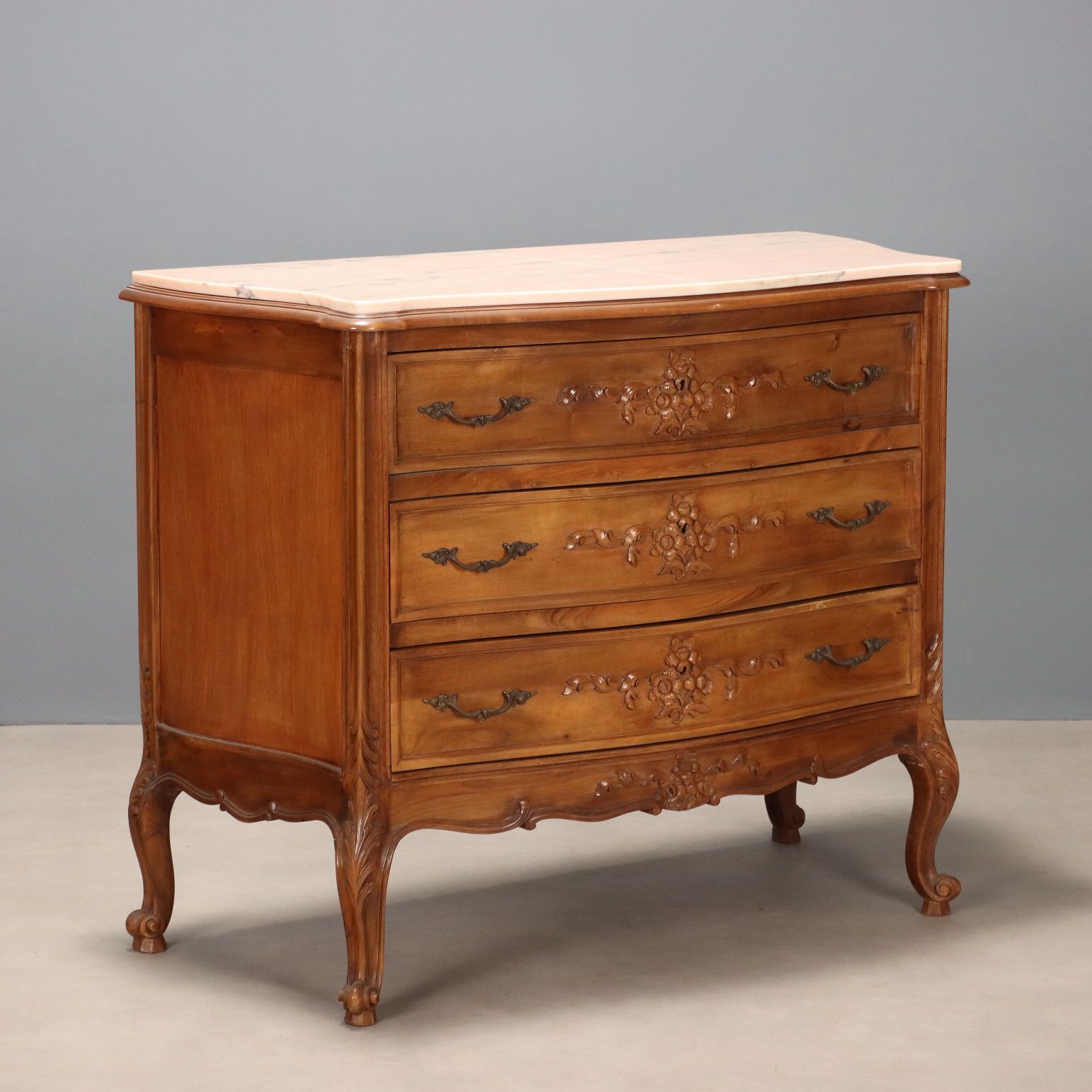Commode de style baroque en noyer, 3 tiroirs, XXe siècle