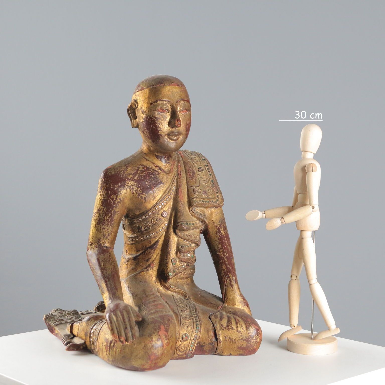 Sculpture d'époque représentant un moine en bois laqué et doré, Myanmar, XXe siècle photo furniture