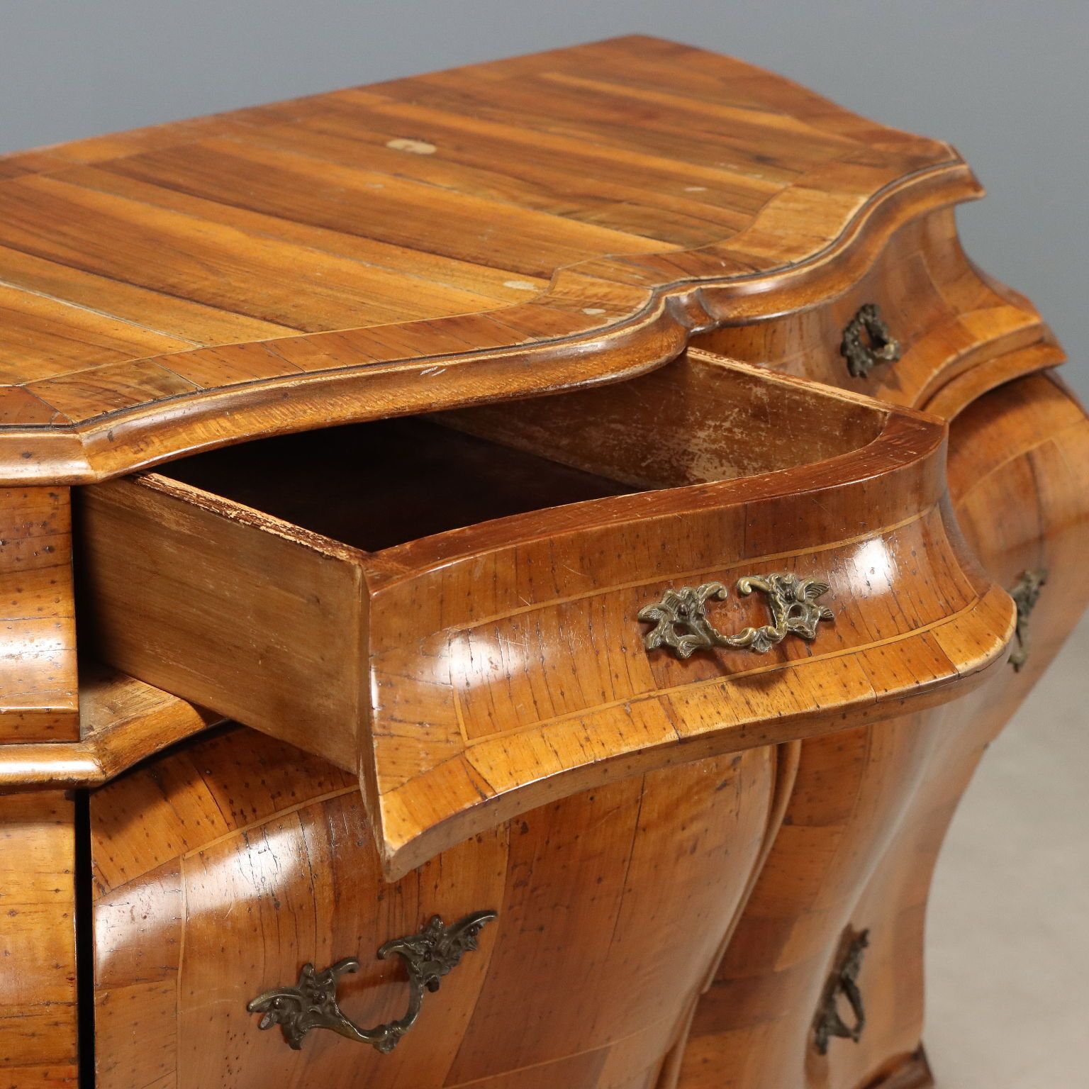 Commode de style Chippendale en bois, Italie, XXe siècle photo Mobilier