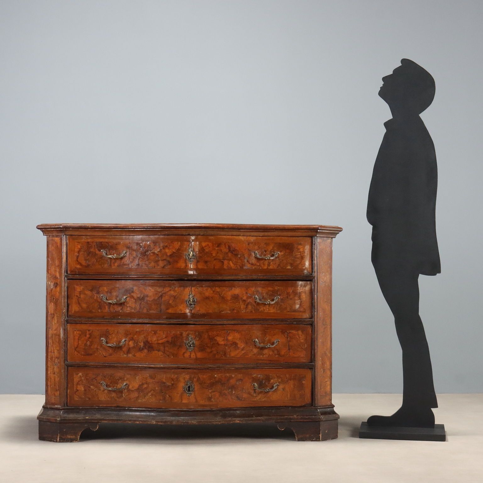 Commode baroque en loupe de noyer, Italie, XVIIe siècle photo furniture