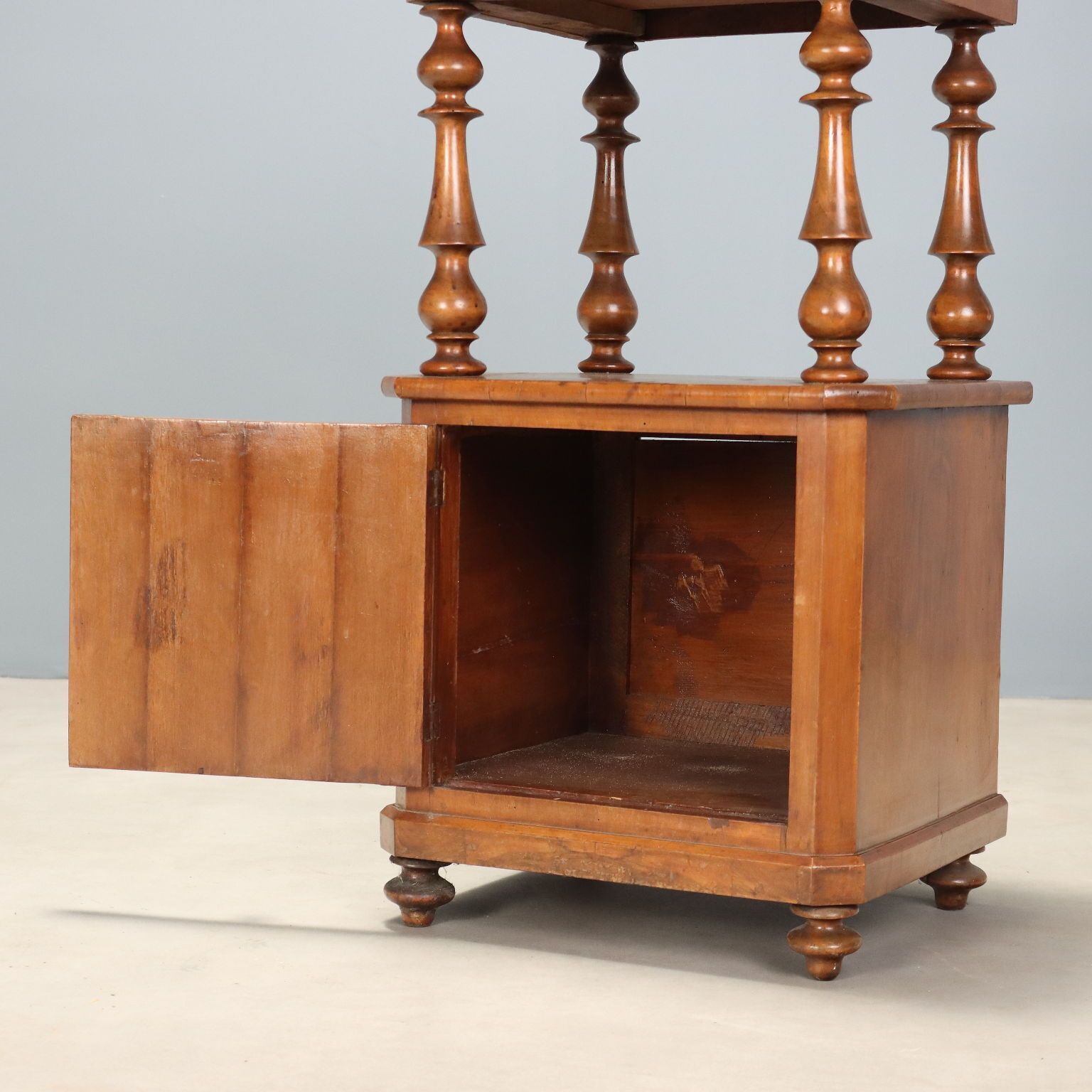 Table de nuit Louis-Philippe en noyer, Italie, fin du XIXe siècle photo for sale