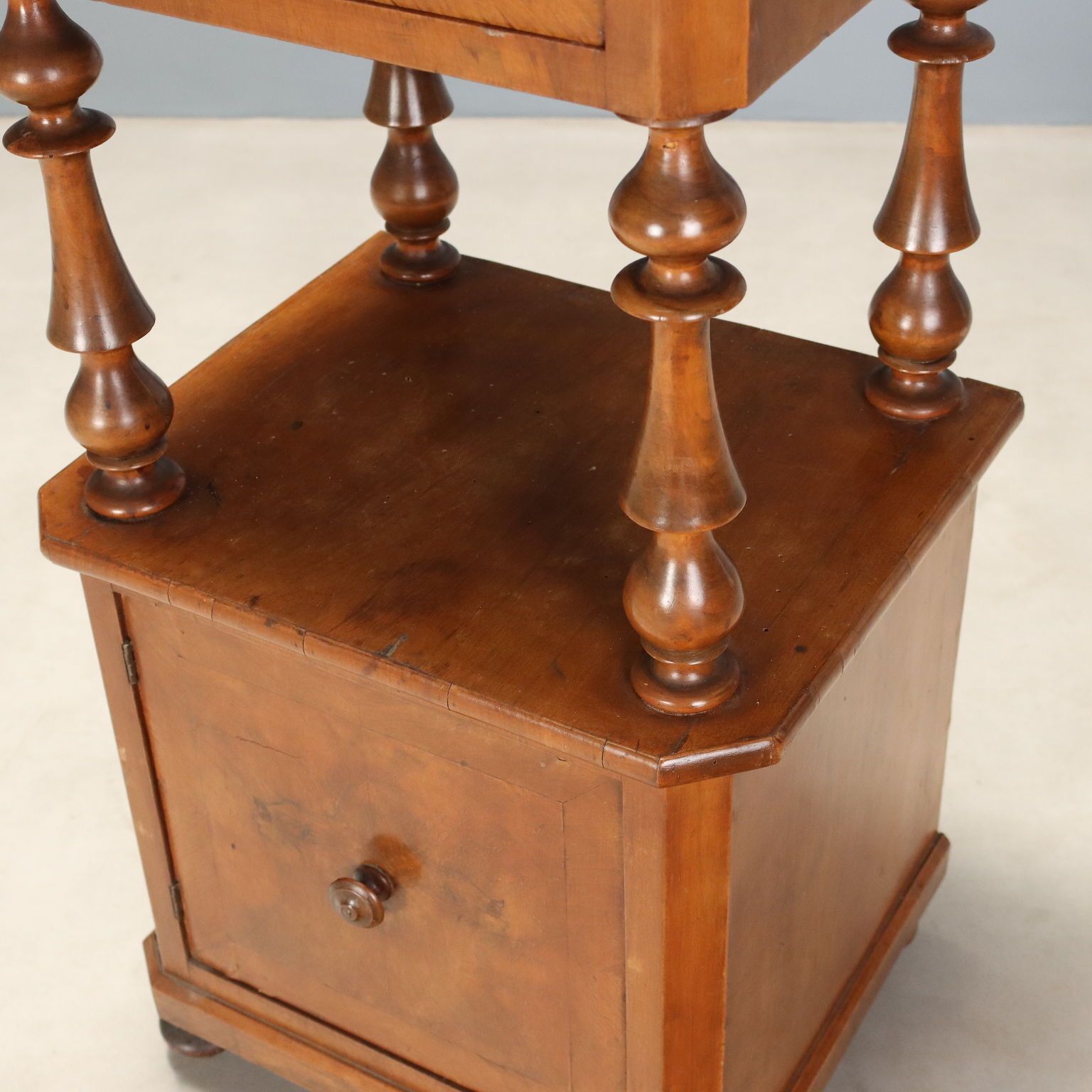 Table de nuit Louis-Philippe en noyer, Italie, fin du XIXe siècle photo vinterior