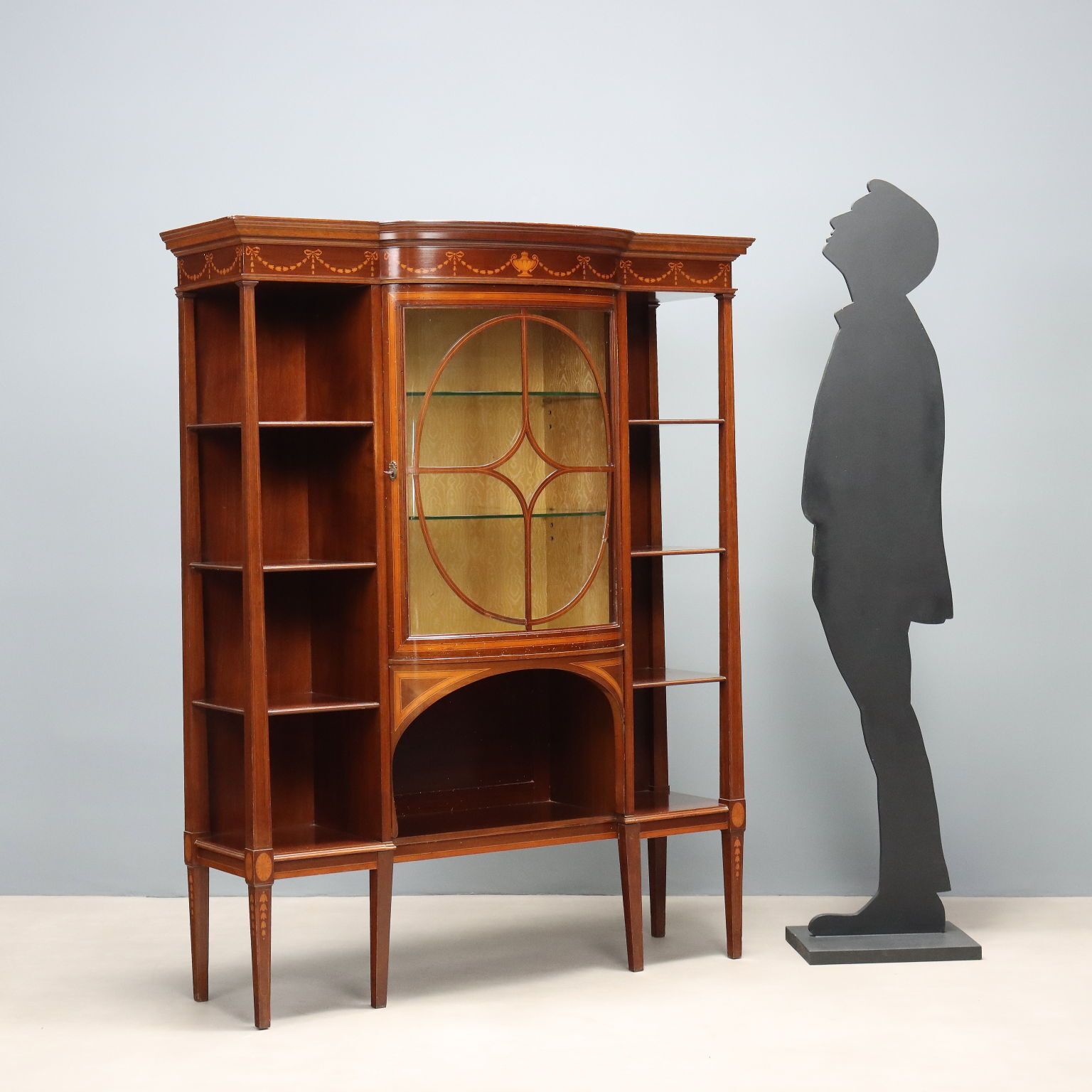 Vitrine en acajou avec incrustations en érable photo furniture