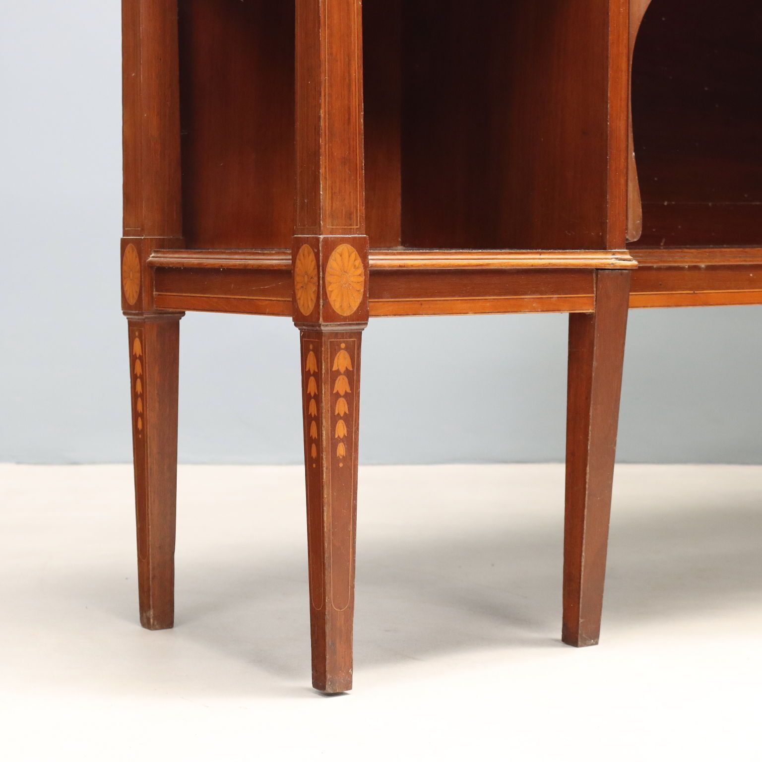 photo for sale Mahonie vitrinekast met esdoorninleg