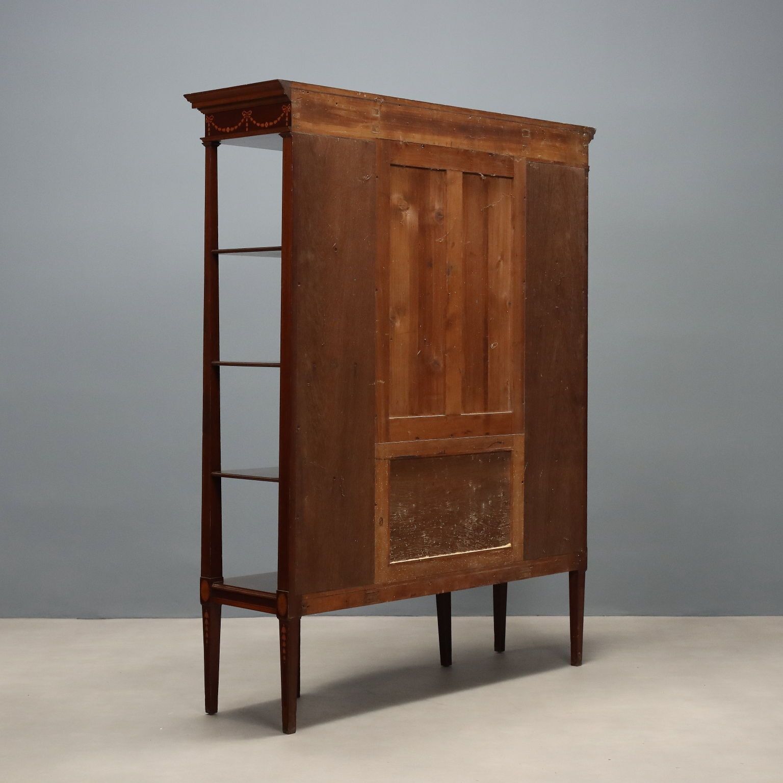 1480.0 Mahonie vitrinekast met esdoorninleg photo