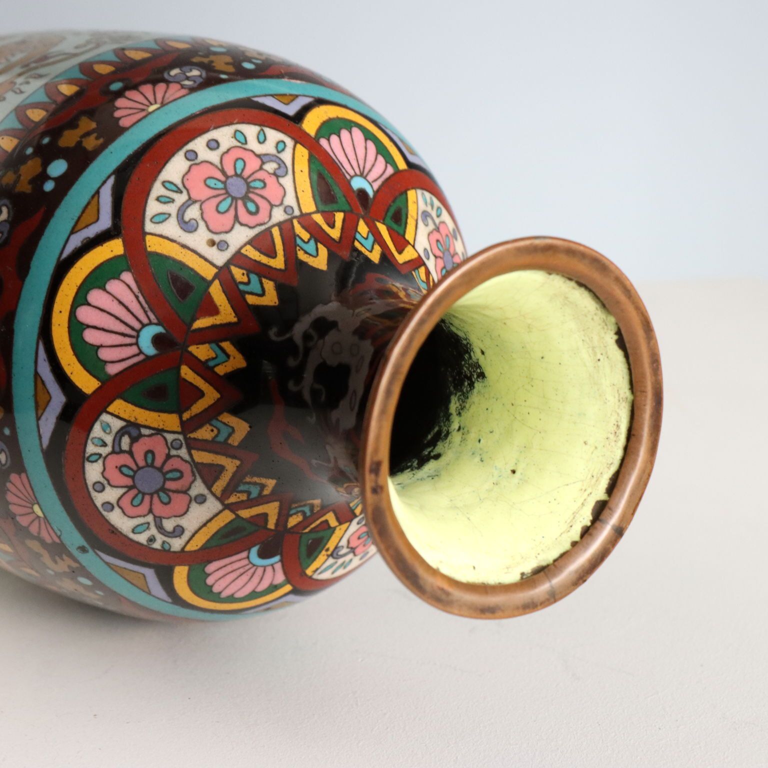 photo furniture Vase d'époque en métal cloisonné, Japon, ère Meiji 1868-1912