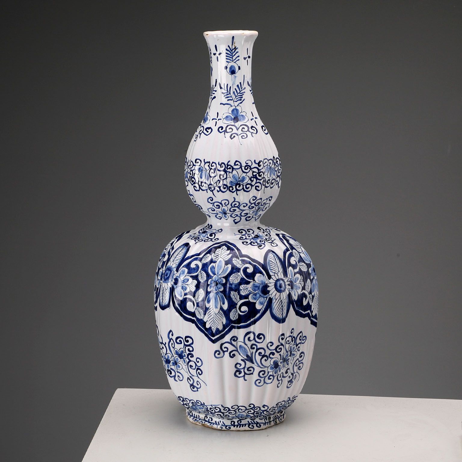 Vase d'époque en majolique, manufacture Aprey, France, XIXe siècle photo for sale