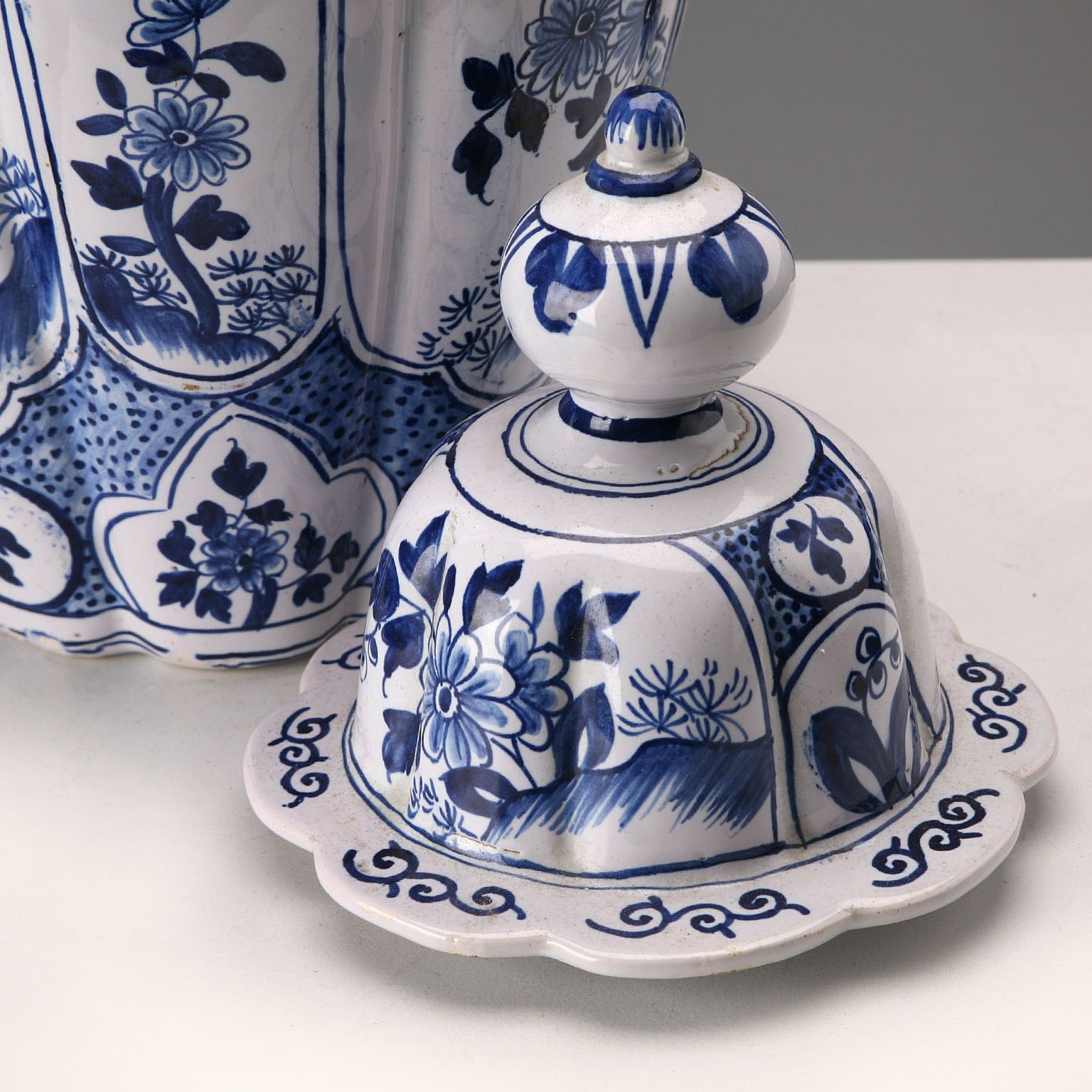 Vase d'époque avec couvercle en majolique, manufacture Aprey, France, XXe siècle photo vintage