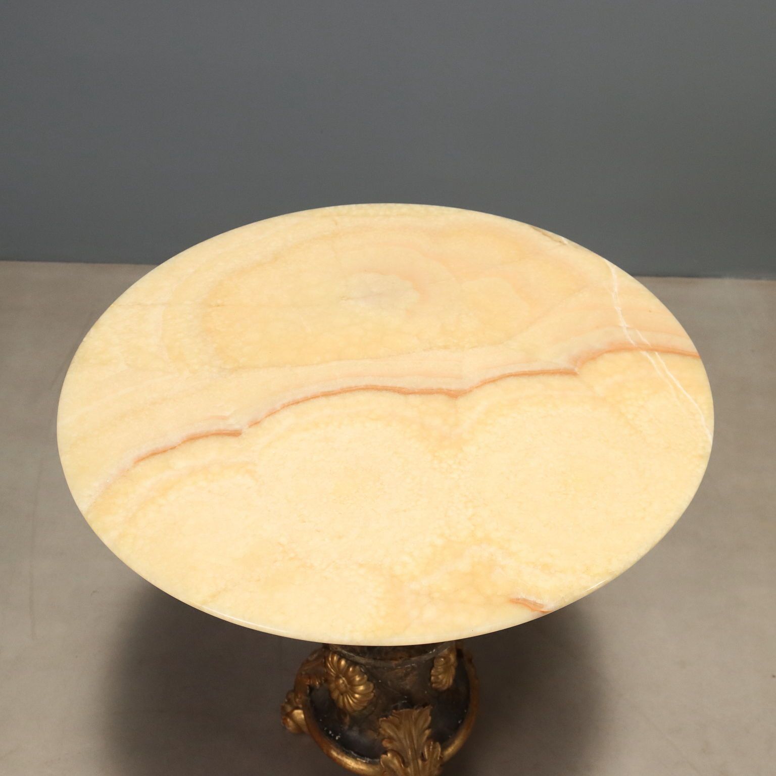 photo furniture Petites tables d'époque en albâtre et bois sculpté, Italie, XIXe siècle