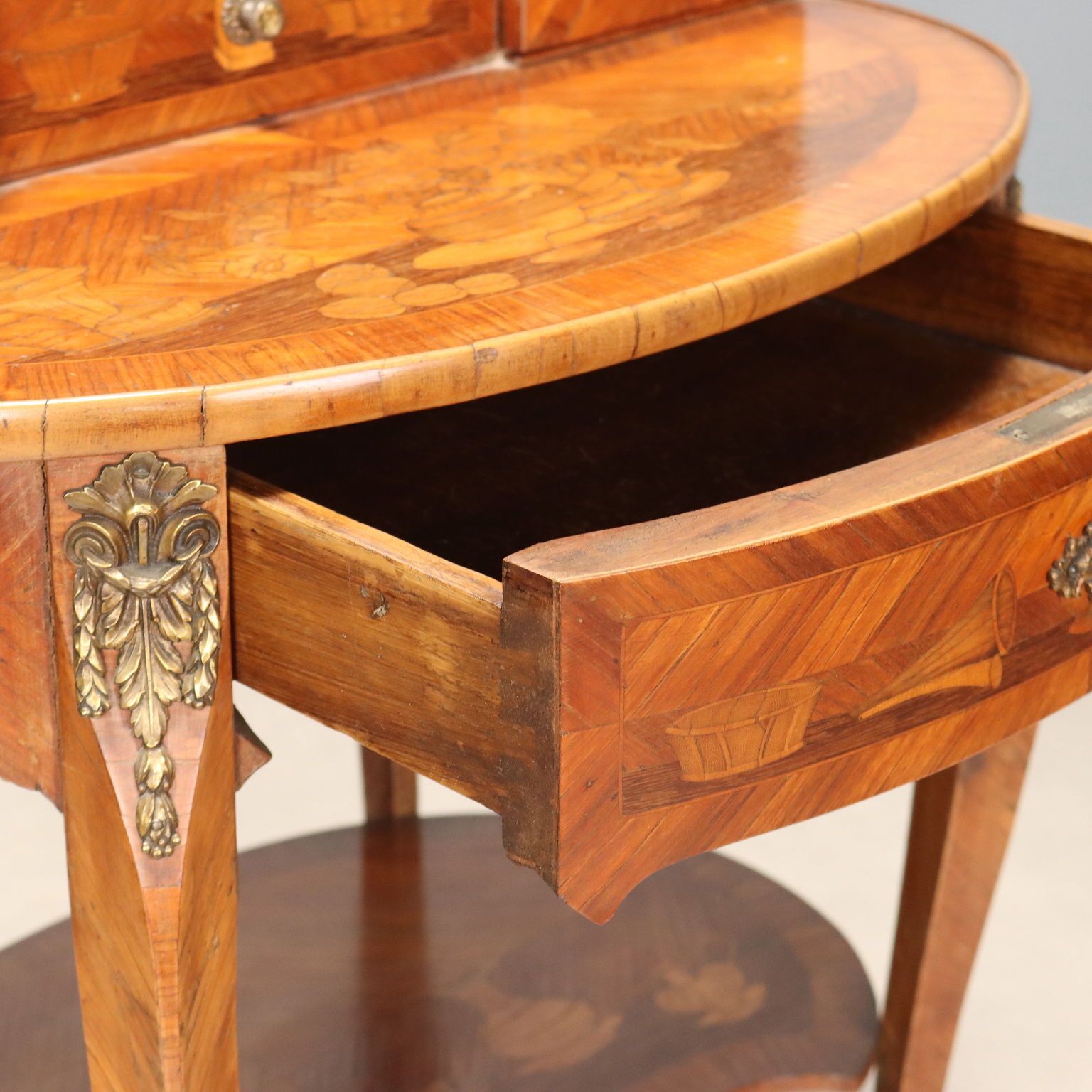 Bureau d'époque en bois de rose, applications en bronze doré, Italie, XXe siècle photo vinterior