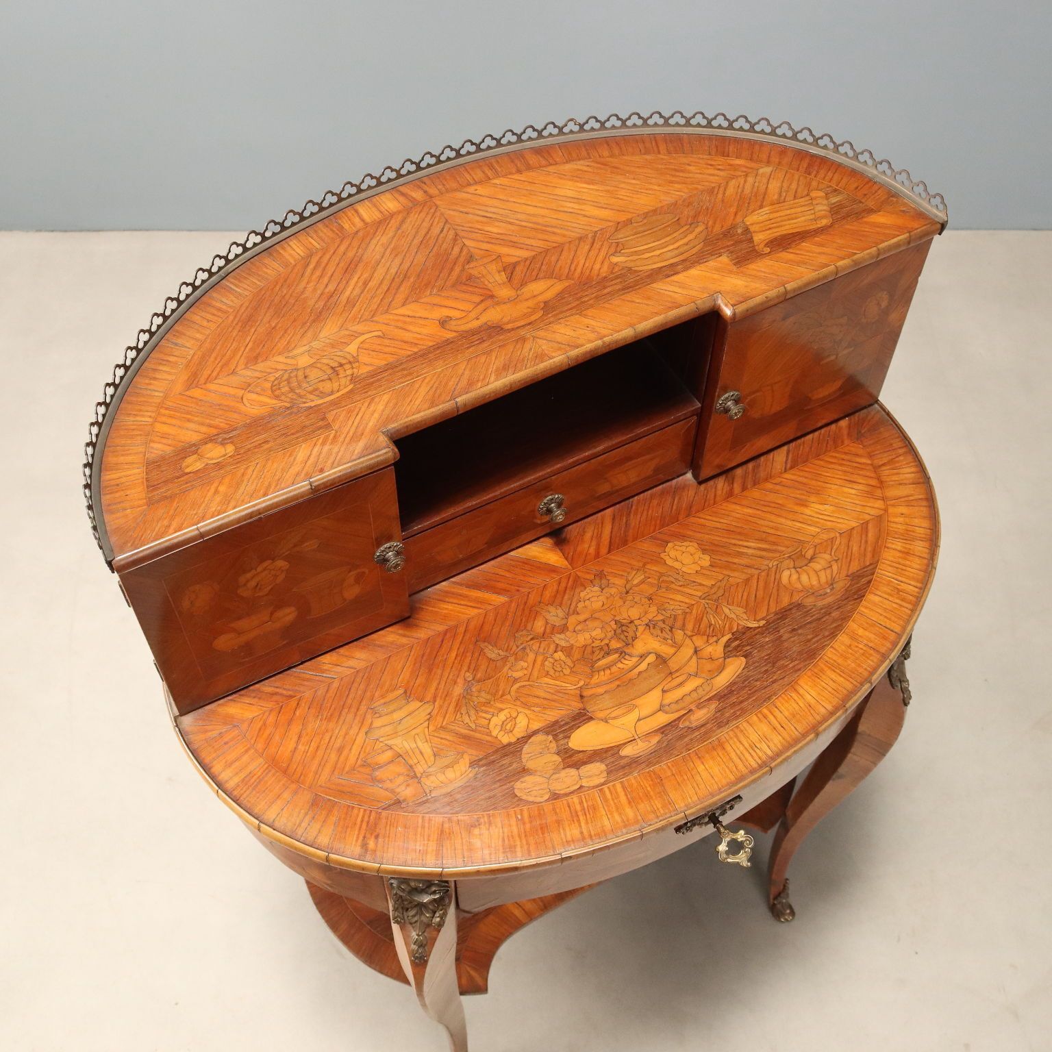1670.0 Bureau d'époque en bois de rose, applications en bronze doré, Italie, XXe siècle photo
