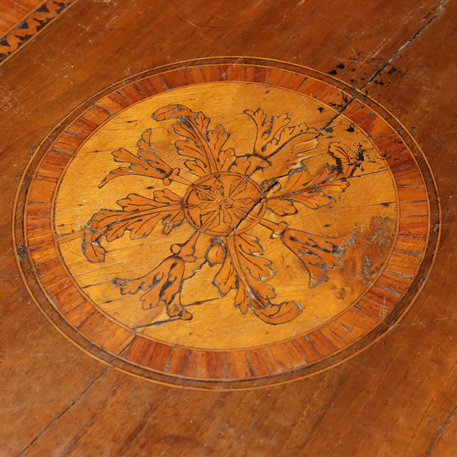 photo furniture Neoklassiek walnoten schrijfbureau, 19e eeuw
