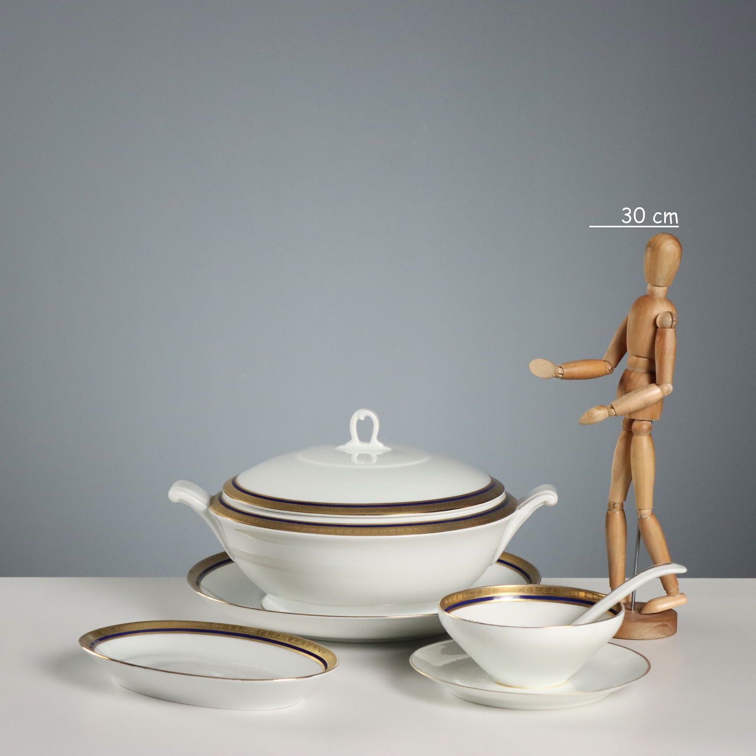 Service de table en porcelaine à filets dorés photo furniture