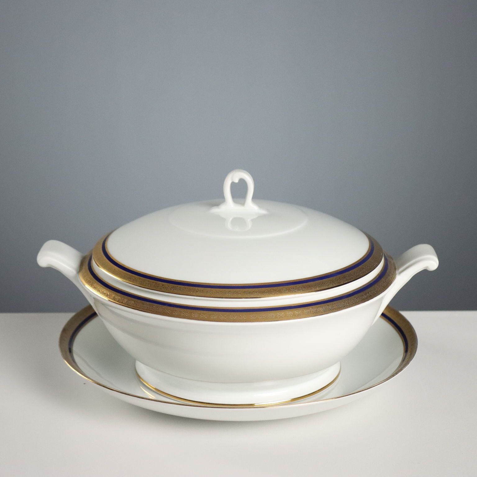 Service de table en porcelaine à filets dorés photo for sale